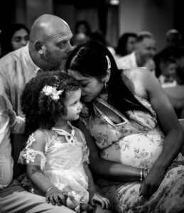 Moment d'intimité entre une maman et sa fille dans l'église, Belgique