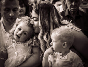 calin entre une maman et ses deux enfants dans une église, Belgique