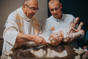 Enfant se faisant baptiser, église Saint-Julien, Ath, Belgique