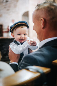 Enfant qui sourit dans les bras de son papa, Soignies, Belgique