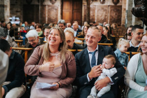 Eclat de rire de parents dans l'église, Belgique