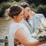 Moment de complicité des mariés sur un ponton, Namur, Belgique
