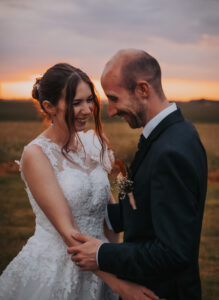 Complicité entre les mariés qui rient au couché du soleil, Hannut, Belgique