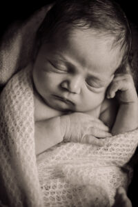 Portrait délicat d'un bébé enveloppé dans un linge