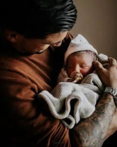 Un papa rencontrant son bébé pour la première fois