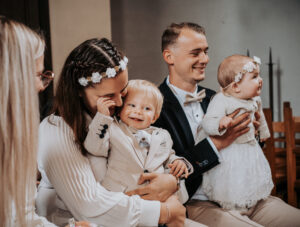Maman qui embrasse son enfant, Ramicourt, Belgique