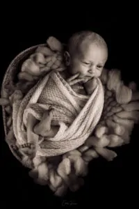 Un bébé couché dans un panier en osier