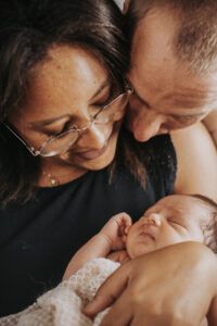 Portrait de famille de parent enlaçant leur petite fille