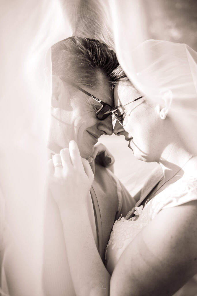 tendresse entre les deux mariés, sous le voile