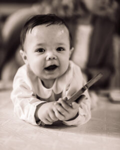 bébé tenant une croix dans une église