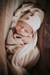 bébé dans un petit hamac