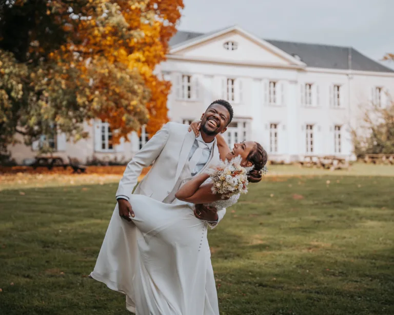 deux mariés devant un chateau