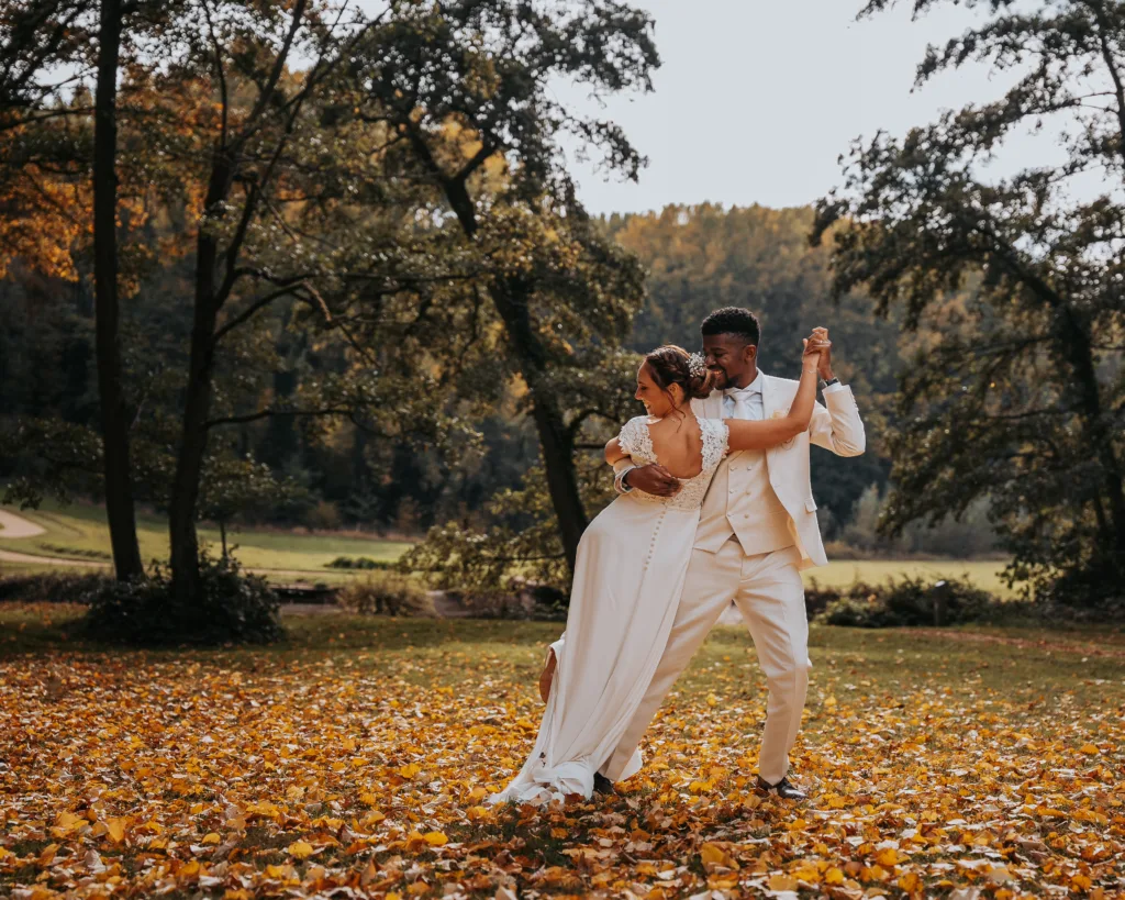 deux mariés qui danse