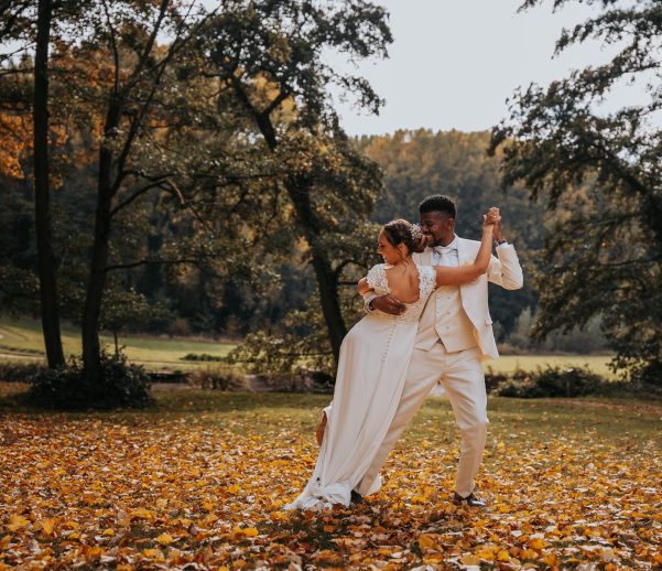 deux mariés qui danse