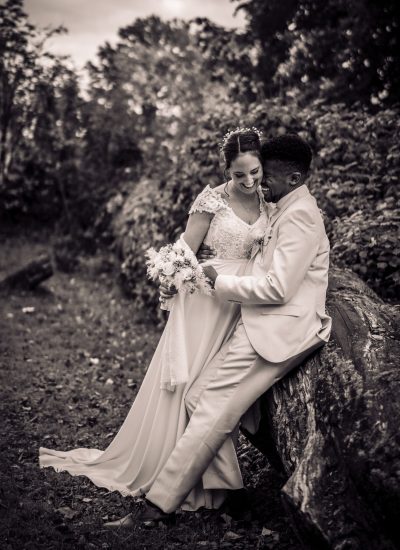 deux mariés dans un parc dans un instant complice