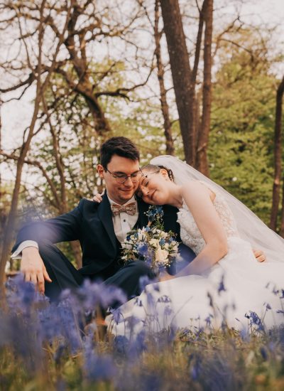 Deux mariés dans un champ de crocus
