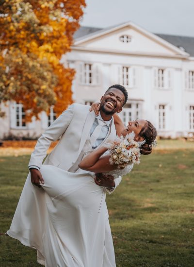 deux mariés devant un chateau