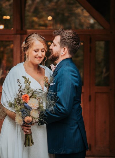 Deux mariés avec tendresse