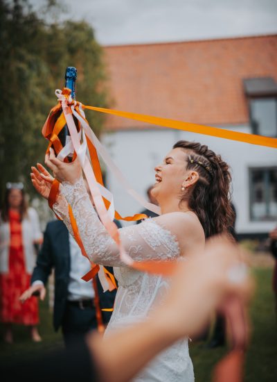 Une mariée lors de la ronde des rubans