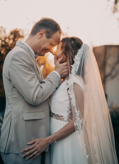 photo d'un couple de mariés au couché du soleil