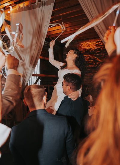 mouvement de folie autour des mariés