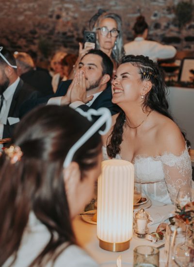 deux mariés à table avec leurs invités