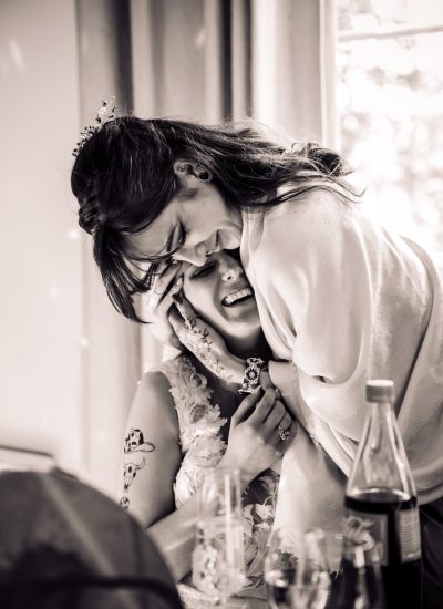 la mariée et sa témoin en pleine émotion